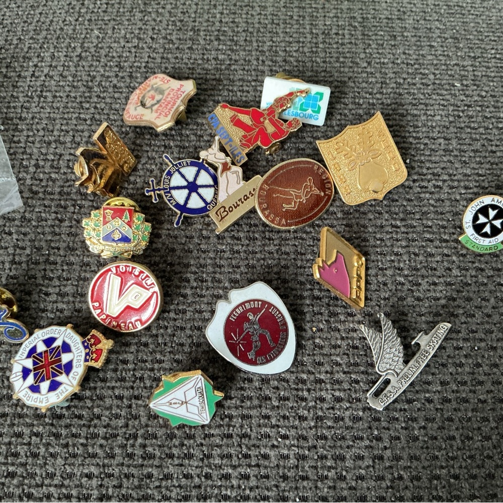 Multiples Vintage Pins Lot